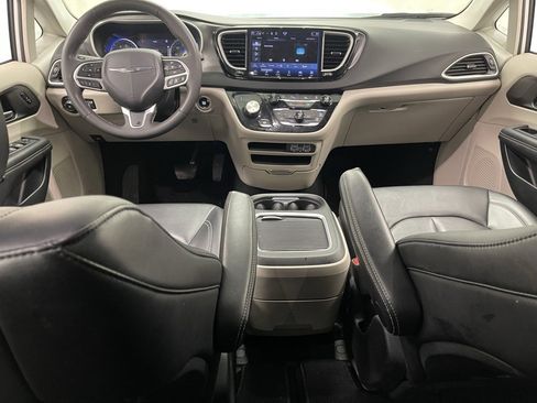Used 2024 Chrysler Pacifica Touring-L image 31