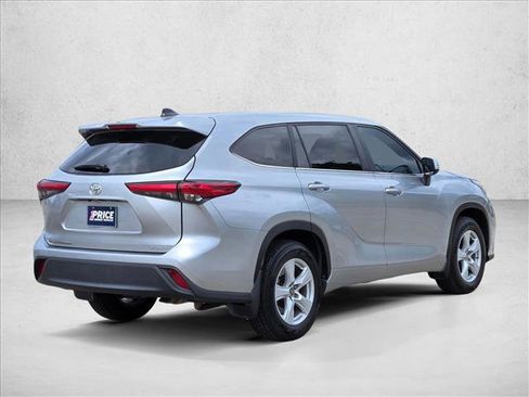 Used 2023 Toyota Highlander LE AWD/4WD image 5