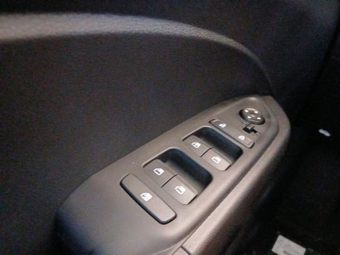 New 2025 Hyundai Venue SE image 18