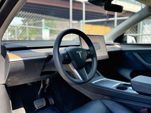 Used 2024 Tesla Model Y Long Range RWD image 38