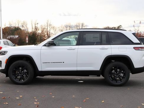 New 2025 Jeep Grand Cherokee Altitude image 3