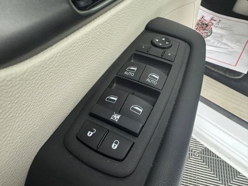 Used 2024 Chrysler Pacifica Touring-L AWD/4WD image 41