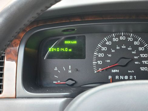 Used 2000 Lincoln Town Car Executive RWD image 16