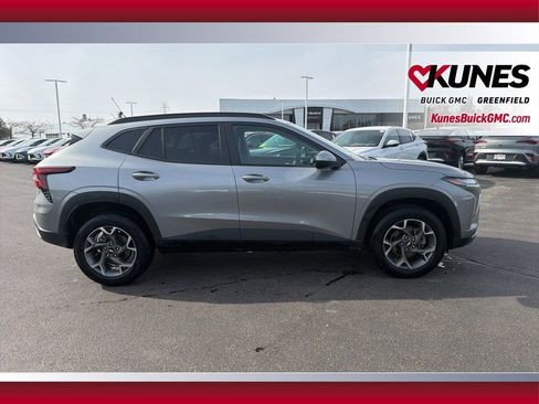 Used 2025 Chevrolet Trax LT image 3