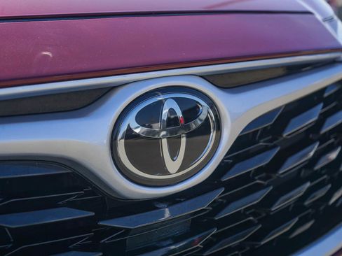 Used 2021 Toyota Highlander LE image 12