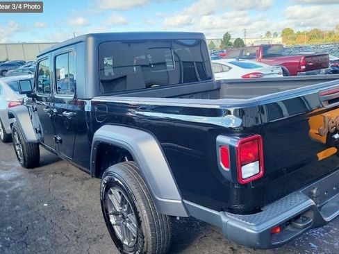 Used 2025 Jeep Gladiator Sport image 4