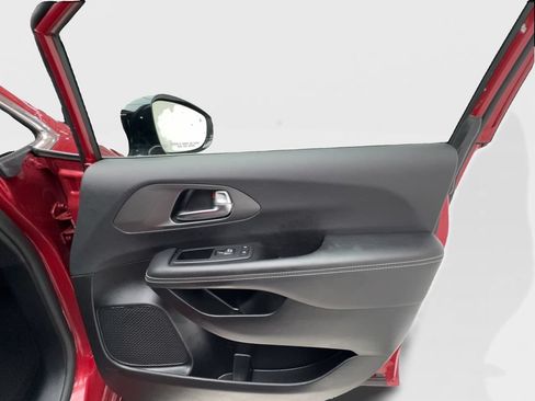 Used 2025 Chrysler Pacifica Select FWD image 32