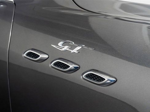 Used 2022 Maserati Levante GT AWD/4WD image 18