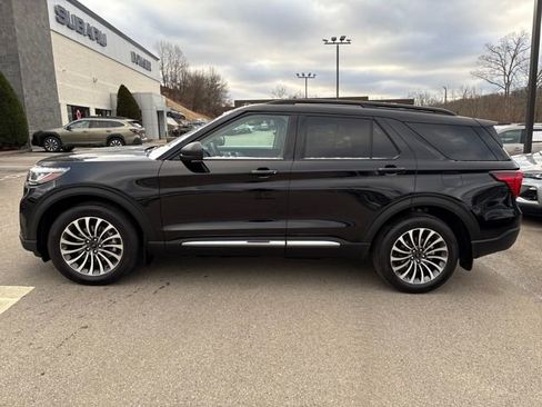 Used 2025 Ford Explorer Active w/ Active Comfort Package image 2