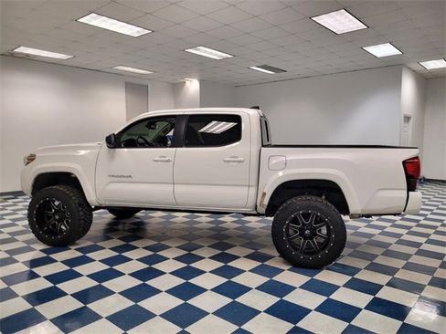 Used 2018 Toyota Tacoma SR5 image 2