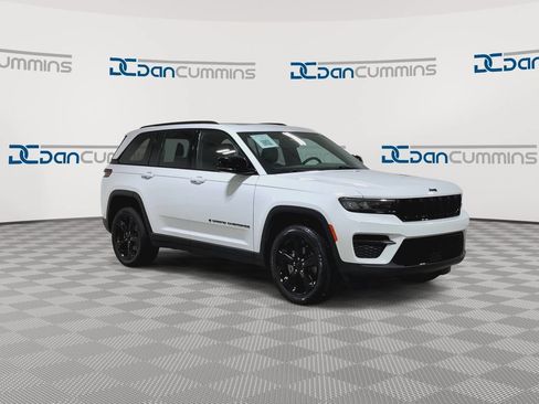 Used 2023 Jeep Grand Cherokee Altitude AWD/4WD image 2