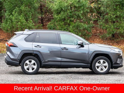 Used 2021 Toyota RAV4 LE image 10