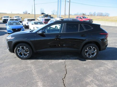 Used 2025 Chevrolet Trax LT w/ LT Convenience Package image 2