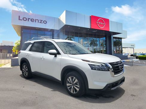 Certified 2025 Nissan Pathfinder SL image 3