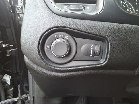 Certified 2023 Jeep Renegade Latitude AWD/4WD image 15