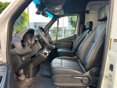 Used 2025 Mercedes-Benz Sprinter 2500 image 2