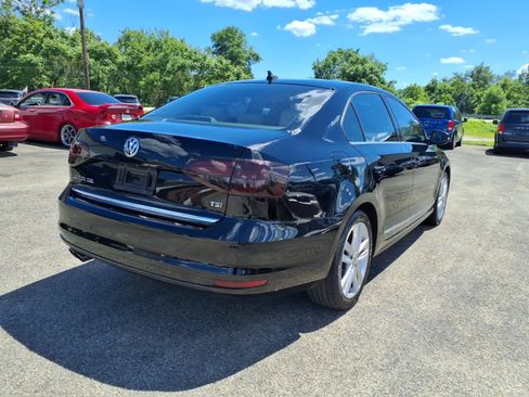 Used 2017 Volkswagen Jetta SEL FWD image 3