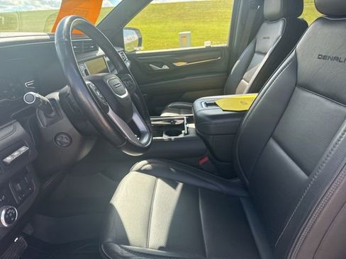 Used 2022 GMC Yukon XL Denali w/ Denali Premium Package AWD/4WD image 14
