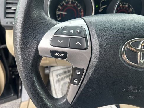 Used 2012 Toyota Highlander SE w/ Tech Pkg image 6