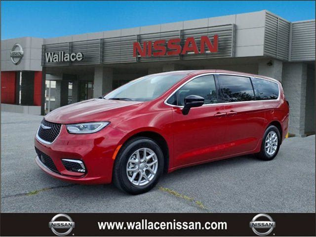 Used 2025 Chrysler Pacifica Select FWD image 1
