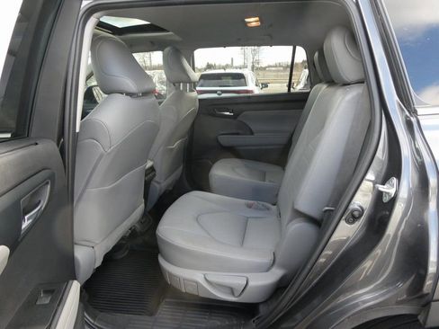 Used 2021 Toyota Highlander XLE image 27