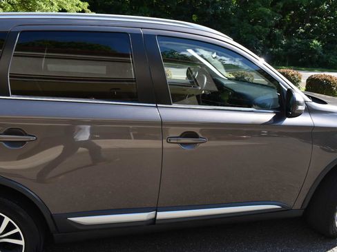 Used 2017 Mitsubishi Outlander SE AWD/4WD image 76