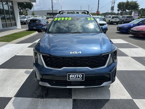 Used 2025 Kia Sorento EX FWD image 2