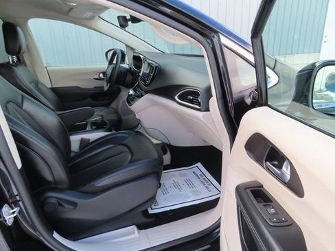 Used 2024 Chrysler Pacifica Touring-L image 23