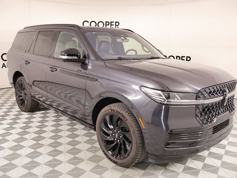 New 2025 Lincoln Navigator Reserve w/ Jet Appearance Package AWD/4WD image 1