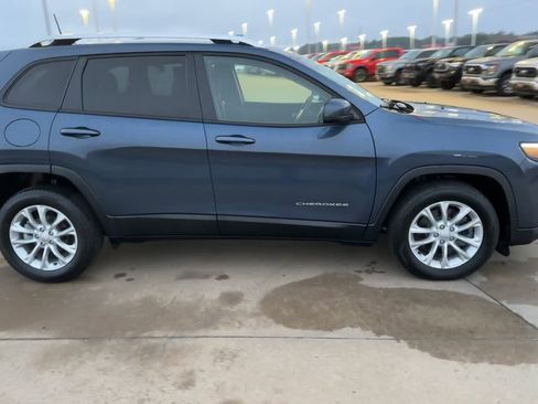Used 2021 Jeep Cherokee Latitude image 2