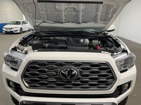 Used 2023 Toyota Tacoma TRD Off-Road w/ Technology Package AWD/4WD image 9