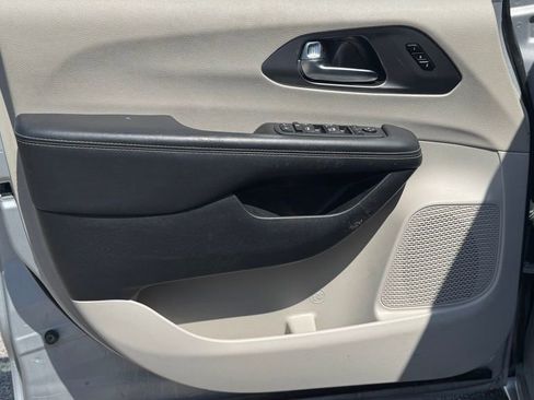 Used 2023 Chrysler Pacifica Touring-L FWD image 18