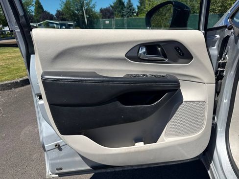Used 2024 Chrysler Pacifica Touring-L FWD image 19