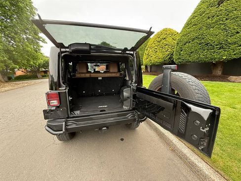 Used 2013 Jeep Wrangler Unlimited Sahara image 8