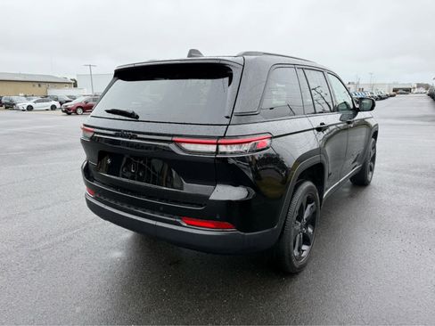 Used 2025 Jeep Grand Cherokee Altitude image 8