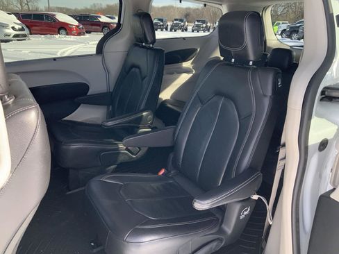 Used 2022 Chrysler Pacifica Touring-L image 56
