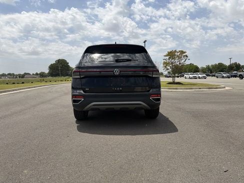 Used 2025 Volkswagen Taos SE FWD image 4