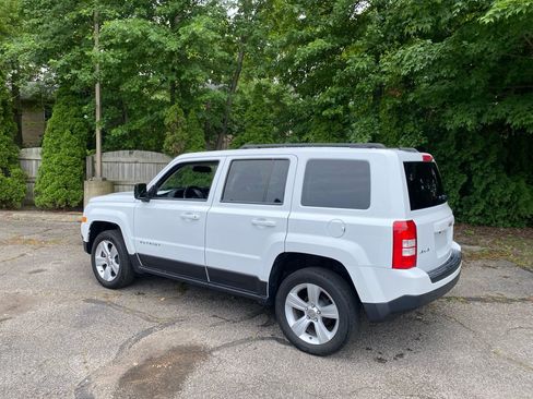 Used 2015 Jeep Patriot Latitude AWD/4WD image 3