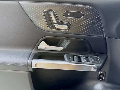 Used 2025 Mercedes-Benz GLB 250 4MATIC w/ Winter Package image 17