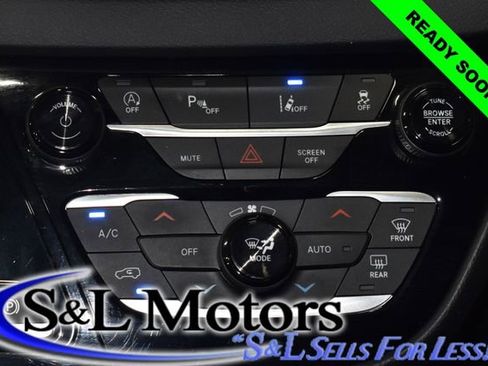 Used 2025 Chrysler Pacifica Select FWD image 16