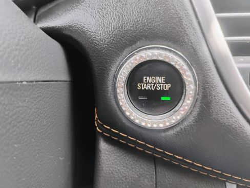 Used 2021 Chevrolet Trax LT w/ Premium Seat Package AWD/4WD image 12