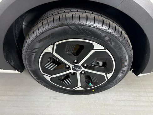 Used 2024 Kia Niro EX FWD image 10