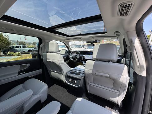 Used 2025 Ford Expedition Platinum AWD/4WD image 31