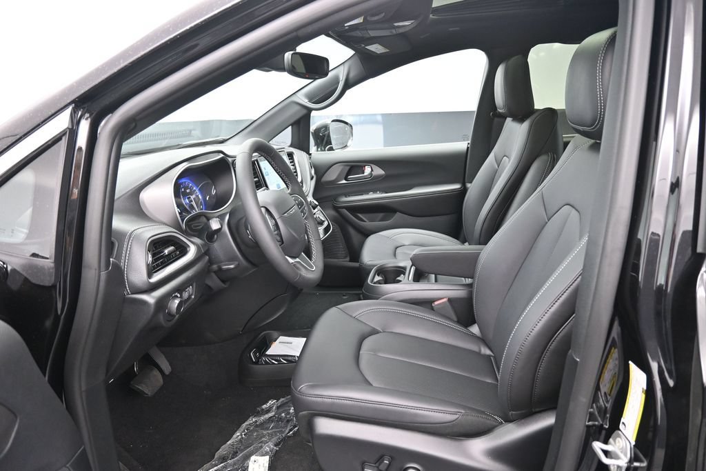 New 2027 Chrysler Pacifica Select w/ Family Tech Group FWD image 10