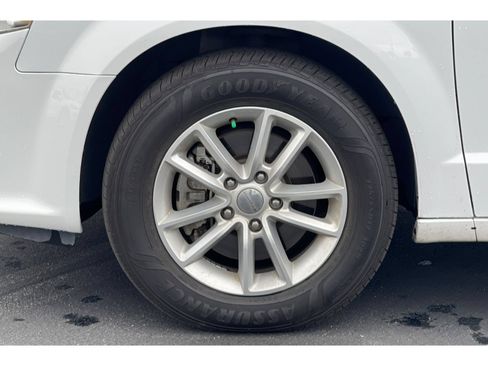 Used 2019 Dodge Grand Caravan SXT FWD image 10