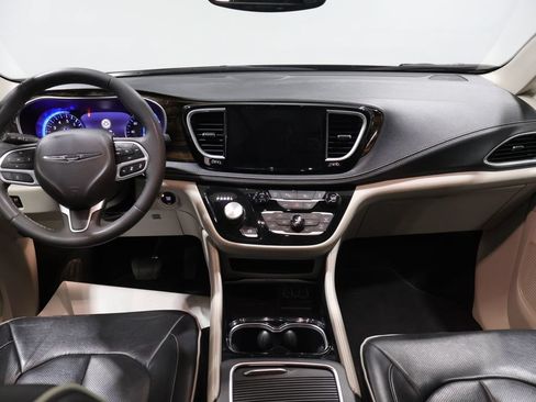 Used 2024 Chrysler Pacifica Limited FWD image 18