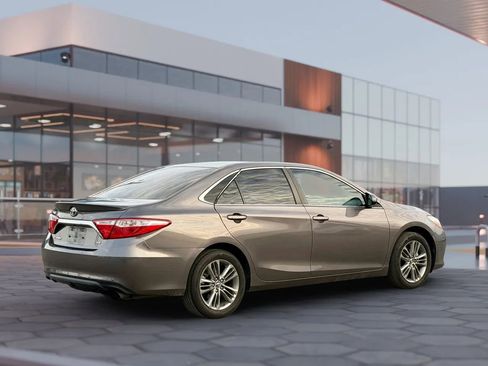 Used 2017 Toyota Camry SE w/ Moonroof Package FWD image 12