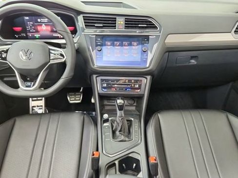 Used 2022 Volkswagen Tiguan SE R-Line image 19