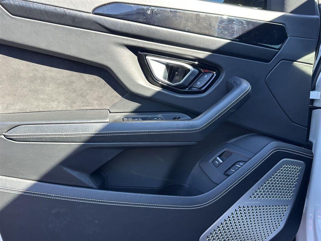 Used 2021 Lamborghini Urus AWD/4WD image 12