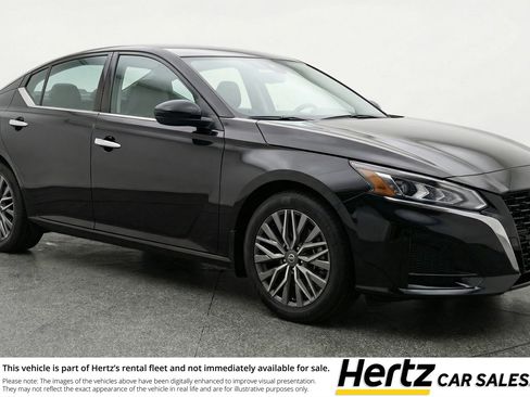 Used 2025 Nissan Altima 2.5 SV image 1